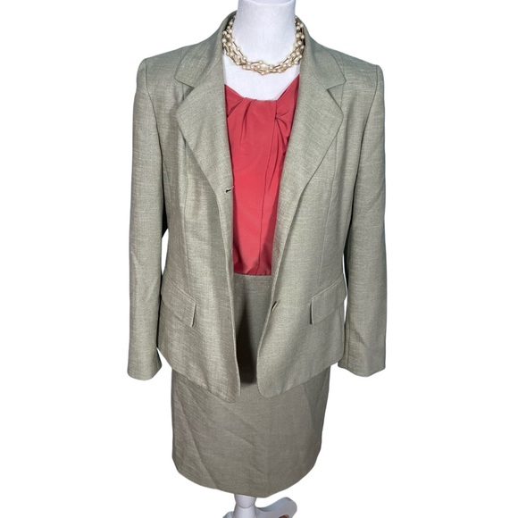 Le Suit Elegant Tan Blazer With Pencil Skirt Set Suit Size 12P Like New Pristine - Picture 1 of 11